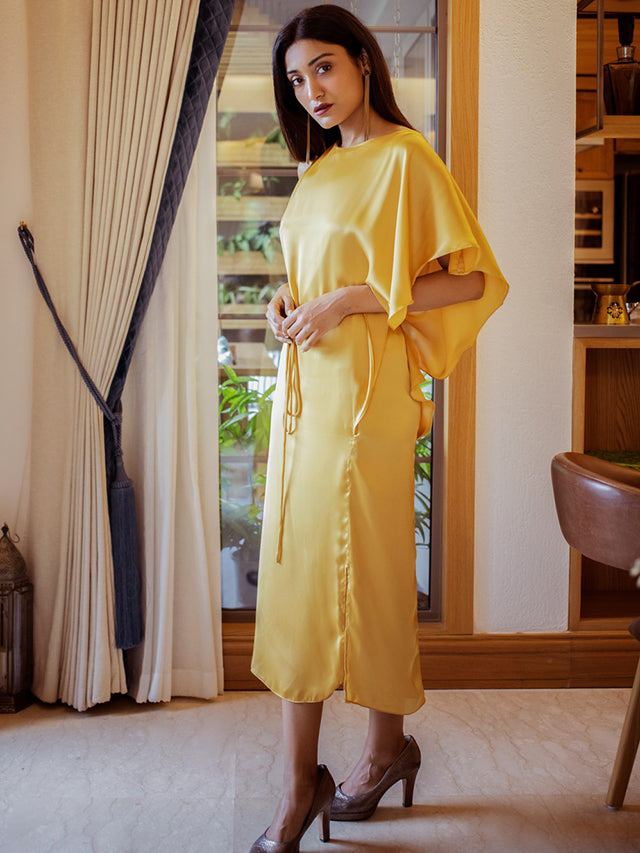 Maxi dress with a slit at the fron and bell sleeves