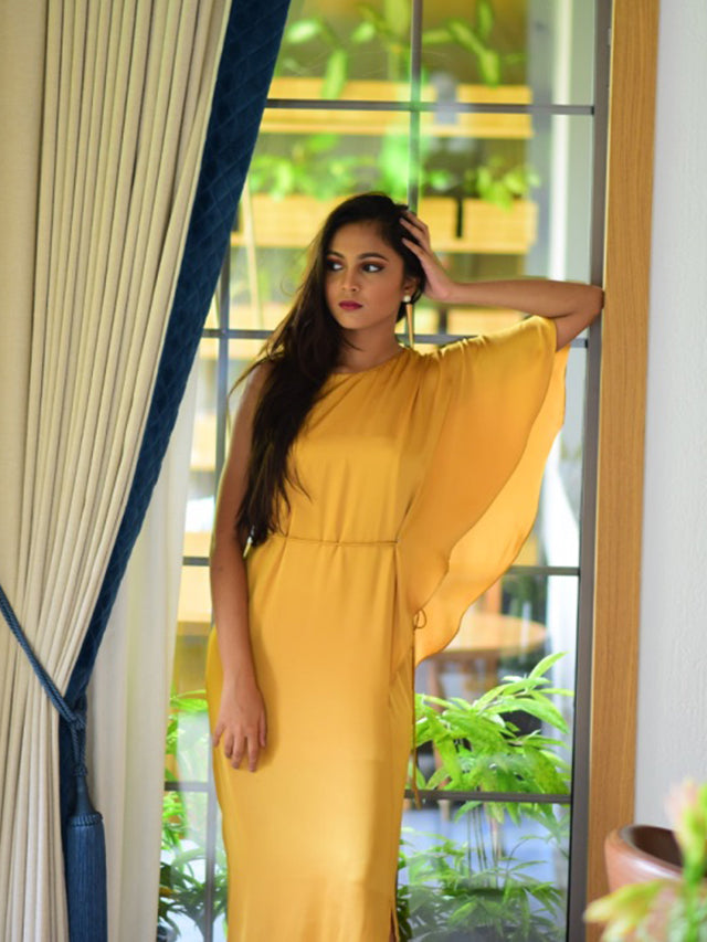 Maxi dress with a slit at the fron and bell sleeves