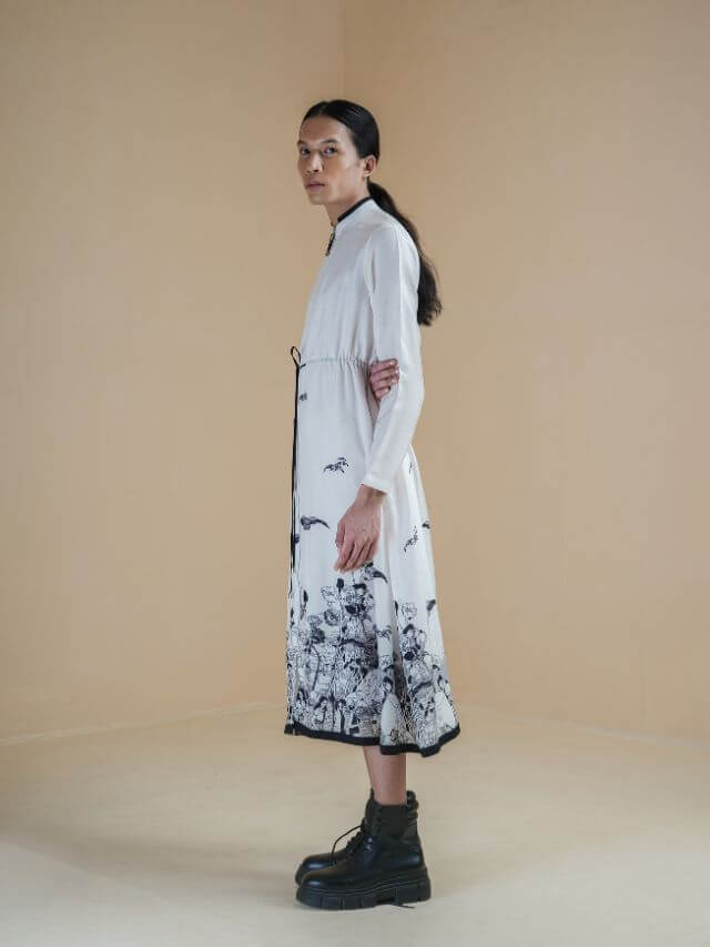 Long Printed Dress With Zipper, Detailed Collar, and a Coin Bag