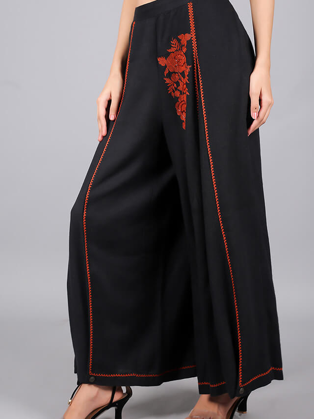 The single tone floral embroidery flex pants