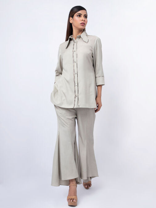 Wing Shaped Collar With Bell Bottom Pants