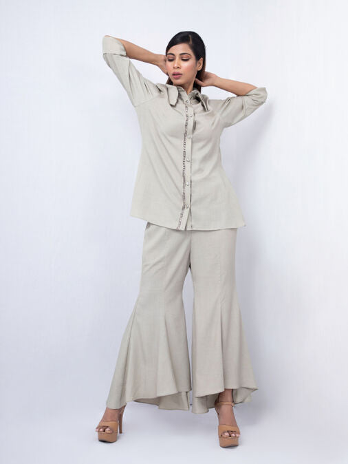 Wing Shaped Collar With Bell Bottom Pants